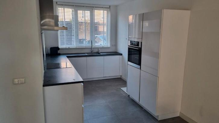 Moderne hoogglans hoekkeuken met wand /Pelgrim GEDEMONTEERD, Maison & Meubles, Cuisine | Cuisines complètes, Comme neuf, Cuisine d'angle