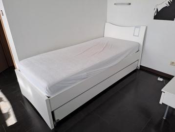 1 lit + sommier à lattes + matelas + table de chevet