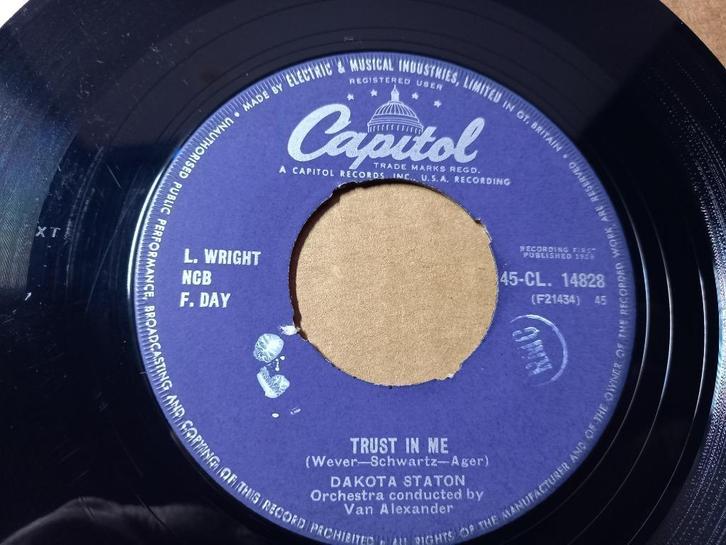 Dakota Staton‎ — Trust In Me / The Late, Late Show '7, CD & DVD, Vinyles Singles, Comme neuf, Single, Jazz et Blues, 7 pouces