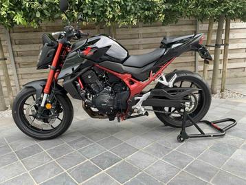 honda cb750 hornet **2300km** 4/2024 **nieuwe staat !! ** beschikbaar voor biedingen