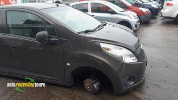 Scherm rechts-voor van een Chevrolet Spark (GJU) beschikbaar voor biedingen