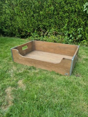 Houten hondenmand van Designed by Lotte beschikbaar voor biedingen