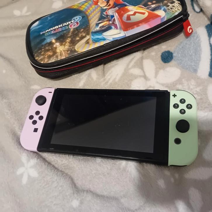 Nitendo Switch édition illimité animal crossing, Games en Spelcomputers, Spelcomputers | Nintendo Switch, Gebruikt, Verzenden