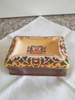 Oude sigarette doos met asbak, Ophalen