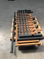 Metalen grijs gelakt bed met lattenbodem., Huis en Inrichting, Slaapkamer | Matrassen en Bedbodems, Ophalen, Zo goed als nieuw