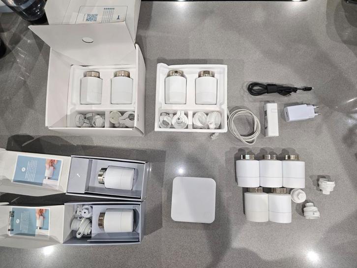 Tado v3+ thermostaat met 11slime radiator koppen., Doe-het-zelf en Bouw, Thermostaten, Zo goed als nieuw, Ophalen