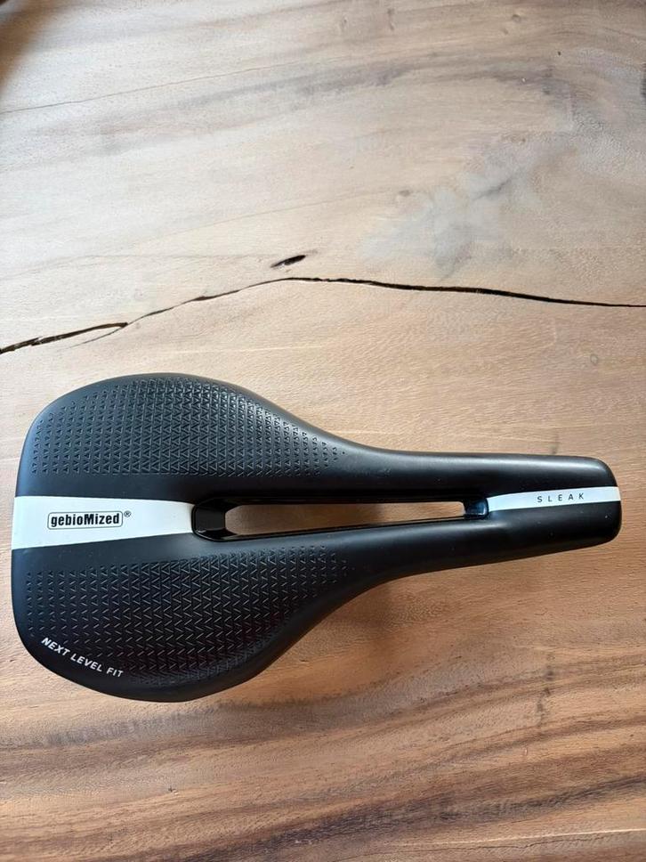 GebioMized SLEAK 145mm racefiets zadel, Fietsen en Brommers, Fietsonderdelen, Zo goed als nieuw, Racefiets, Zadel, Ophalen of Verzenden
