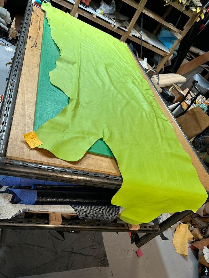 Pistache groen halve huid 1.3mm dikte iets stug en glad A223, Hobby & Loisirs créatifs, Tissus & Chiffons, Vert, Enlèvement ou Envoi