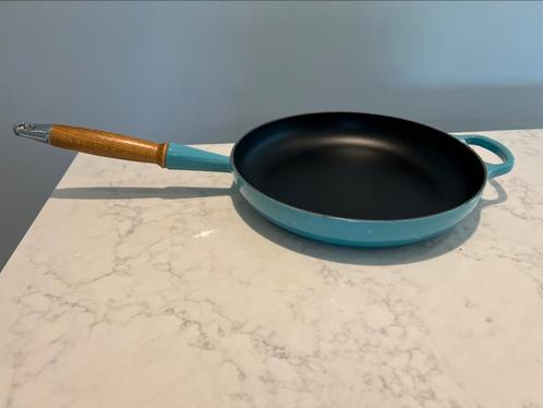 NIEUWE Le Creuset koekenpan 28 cm Caribean Bleu, Huis en Inrichting, Keuken | Potten en Pannen, Nieuw, Koekenpan of Braadpan, Gietijzer