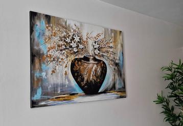 Le vase et il est doré disponible aux enchères