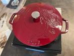 Nieuwe Staub braadpan 24 cm Dragon Bordeaux rood, Huis en Inrichting, Gietijzer, Nieuw, Ophalen of Verzenden, Keramische plaat