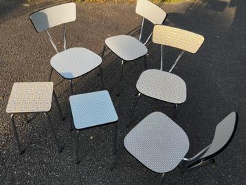 Vintage stoelen opnieuw ontworpen beschikbaar voor biedingen