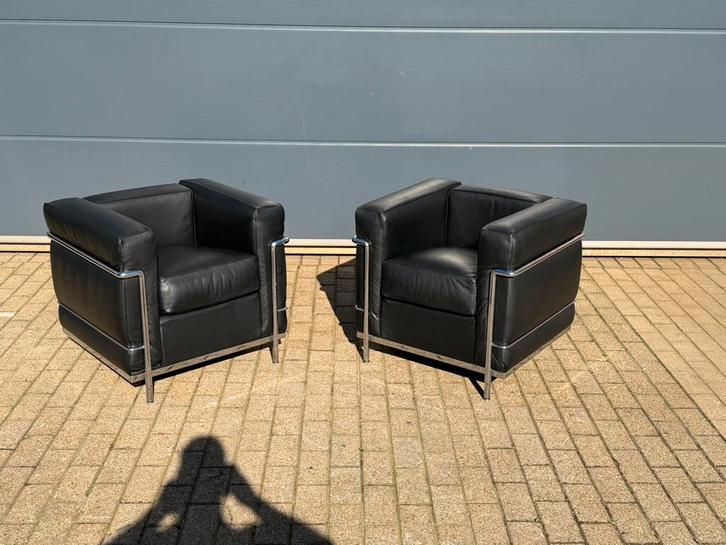 2 Cassina Le Corbusier Lc2 original, État d'exposition !!, Maison & Meubles, Canapés | Repose-pieds & Poufs, Cuir, Enlèvement ou Envoi