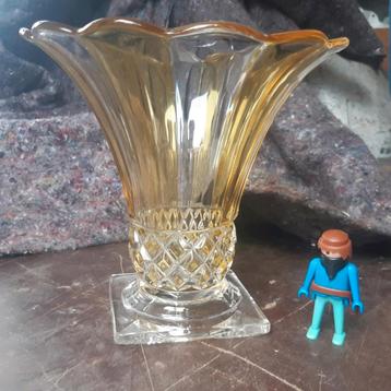 Vase tulipe en verre jaune  beschikbaar voor biedingen