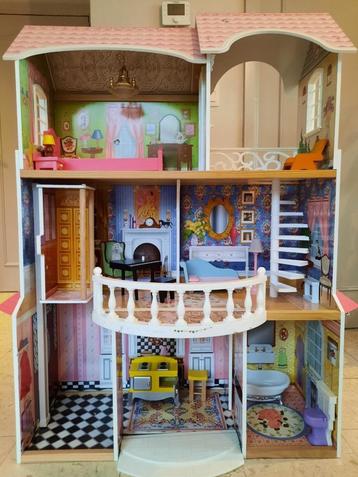Poppenhuis van hout beschikbaar voor biedingen