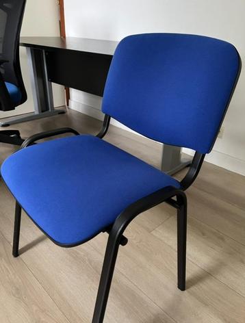 vergaderstoel blauw met zwart onderstel , stapelbaar disponible aux enchères