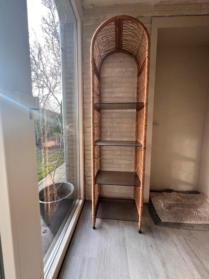 Rotan displaykast met 4 glazen legplanken, Antiek en Kunst, Antiek | Meubels | Kasten, Ophalen