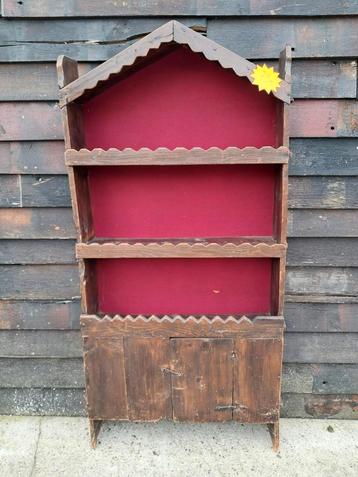 Antieke houten wandkast / opbergkast beschikbaar voor biedingen