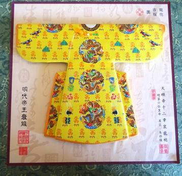 4 kimonos chinois miniatures tous différents, plaque 26x26 disponible aux enchères