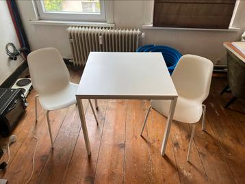 Tafel met stoelen beschikbaar voor biedingen
