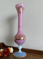 vase en opaline rose serti d'un camé, Ophalen of Verzenden