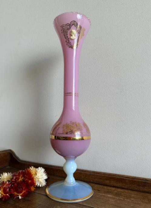 vase en opaline rose serti d'un camé, Antiek en Kunst, Antiek | Vazen, Ophalen of Verzenden