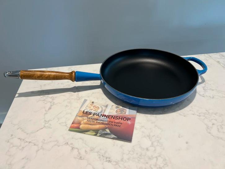 Nieuwe Le Creuset koekenpan 28 cm Azure, Huis en Inrichting, Keuken | Potten en Pannen, Nieuw, Koekenpan of Braadpan, Gietijzer