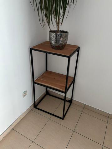 Bijzettafel beschikbaar voor biedingen