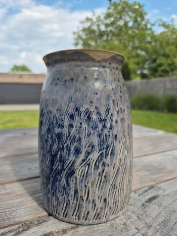 Aardewerk vaasje in blauw/paars tinten beschikbaar voor biedingen