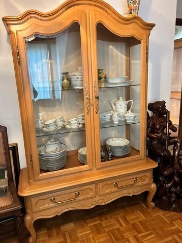 Goed onderhouden vitrine kast  beschikbaar voor biedingen