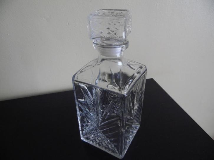TRÈS JOLI CARAFE  AVEC BOUCHON EN VERRE, Maison & Meubles, Cuisine | Vaisselle, Comme neuf, Autres types, Autres styles, Verre