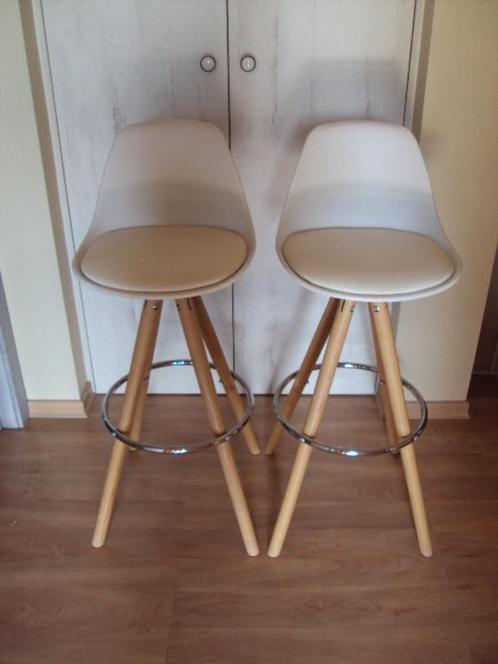 2 barkrukken kleur wit (nieuwe staat), Huis en Inrichting, Barkrukken, Zo goed als nieuw, 90 cm of meer, Hout, Kunststof, Metaal