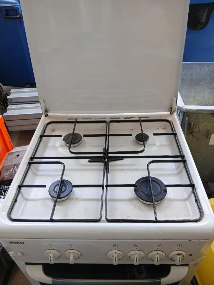 Beko gasfornuis met oven – degelijk en volledig functioneel, Elektronische apparatuur, Fornuizen, Gebruikt, Vrijstaand, Gas, 4 kookzones