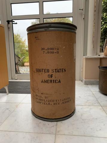 grote antieken ton in metaal en karton USA 1959 beschikbaar voor biedingen