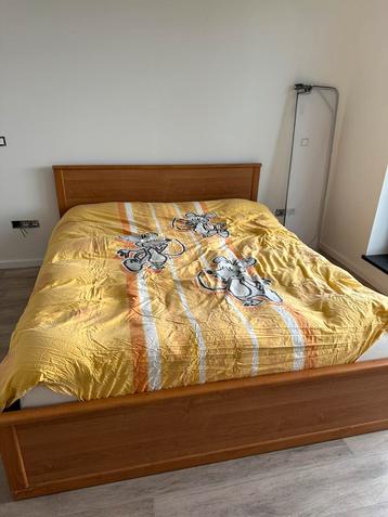 Houten bed beschikbaar voor biedingen