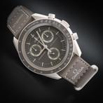 NIEUW Omega x Swatch Moonswatch Mission On Earth: Desert, Handtassen en Accessoires, Horloges | Kinderen, Ophalen of Verzenden