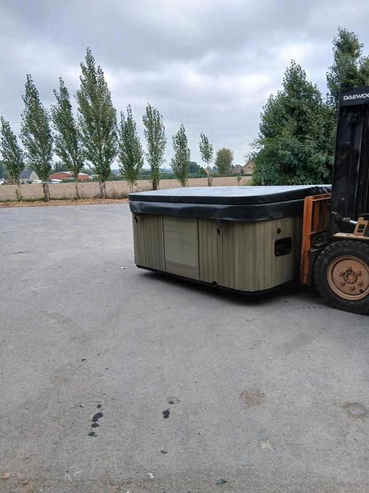 Gratis jacuzzi geleverd om te installeren en 1 jaar garantie, Tuin en Terras, Overige Tuin en Terras, Zo goed als nieuw, Ophalen of Verzenden