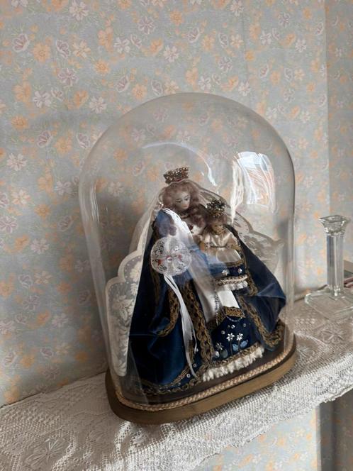 Antiek Mariabeeld met Kind onder stolp – kloosterwerkstijl, Huis en Inrichting, Woonaccessoires | Stolpen, Zo goed als nieuw, Ophalen