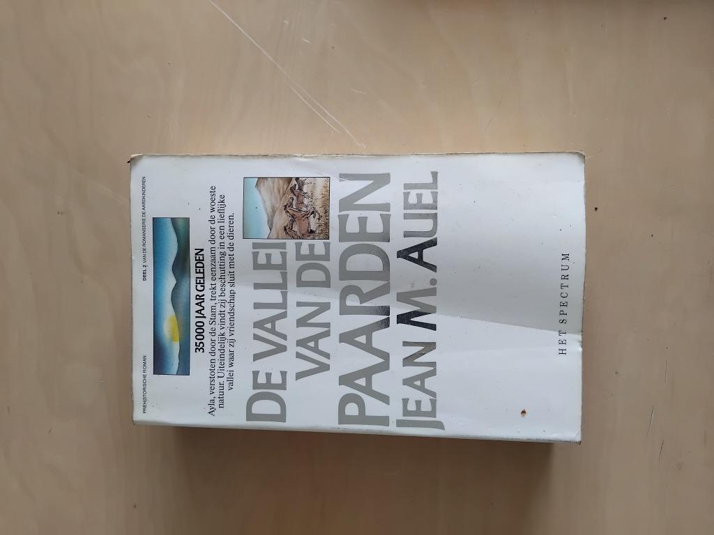 Boek De vallei van de paarden - Jean M. Auel, Boeken, Ophalen of Verzenden