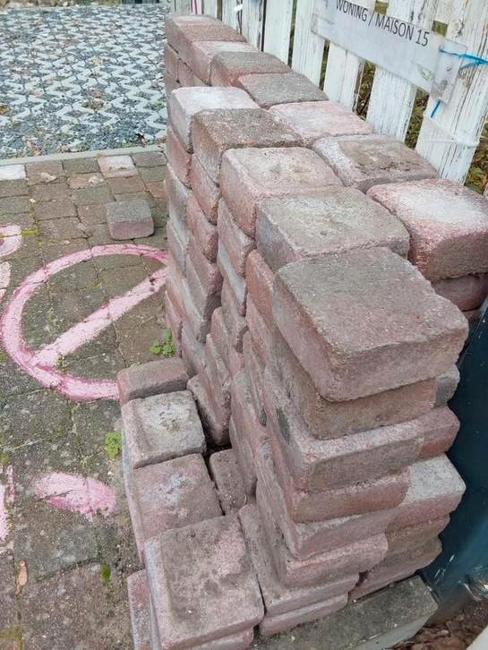TE KOOP ZEER STEVIGE BAKSTENEN STRAATSTENEN VOOR HET PARKERE, Doe-het-zelf en Bouw, Metselstenen, Zo goed als nieuw, Bakstenen