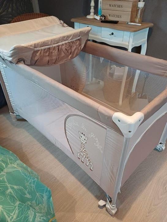 Lit de voyage évolutif avec sommier matelas table a langer, Enfants & Bébés, Chambre d'enfant | Lits, Utilisé, Moins de 140 cm