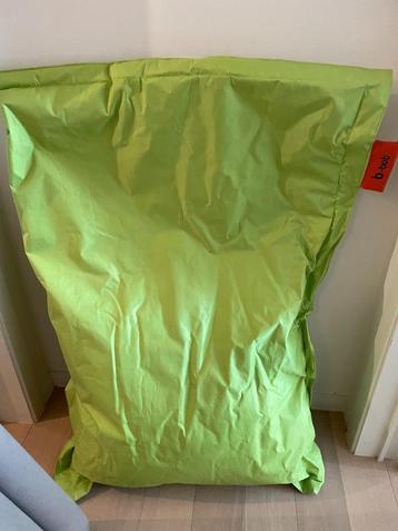 Coussin lounge vert disponible aux enchères