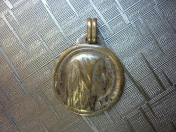 Vintage Lourdes medaillon (zeldzaam) beschikbaar voor biedingen