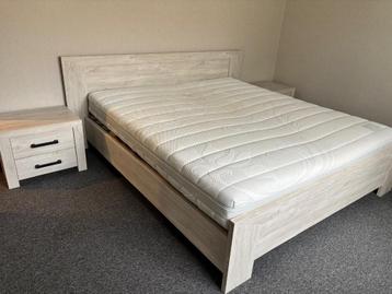 Slaapkamer set beschikbaar voor biedingen