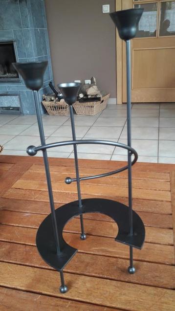Moderne metalen kandelaar met 3 kaarshouders.  beschikbaar voor biedingen