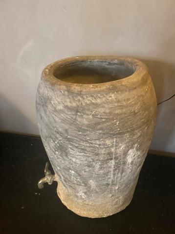 Stenen pot/ stenen vaas/ kruik met kraantje beschikbaar voor biedingen