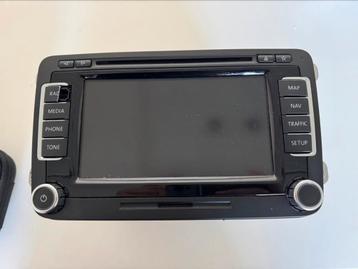 Officiële Autoradio/head unit 2 DIN uit VW Passat 2010 disponible aux enchères