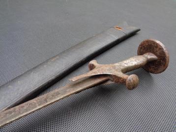 Tulwar zwaard met ronde pommel , met schede beschikbaar voor biedingen