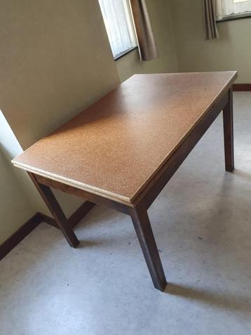 Stevige oude tafel  beschikbaar voor biedingen