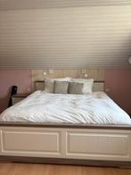 Complete slaapkamer (bed + matras, commode en nachtkastjes), Ophalen, Zo goed als nieuw, Tweepersoons, Landelijk